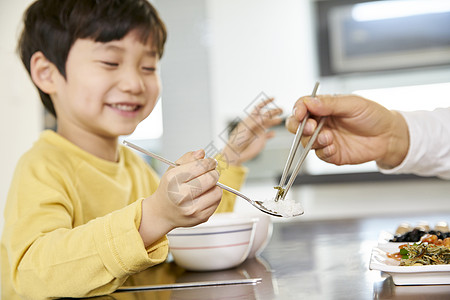 爷爷奶奶带孙子一起吃饭图片