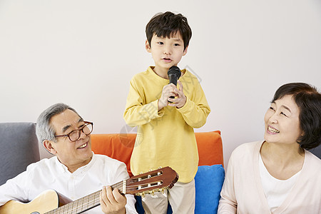 唱歌的小男孩图片