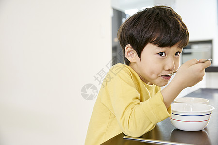 正在吃饭的小男孩图片