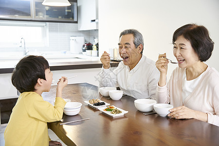 祖孙一起吃饭图片