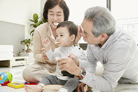 吃辅食的小男孩图片