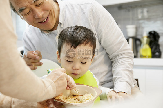 爷爷奶奶喂孙子吃辅食图片