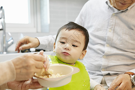 儿童宝宝吃辅食图片