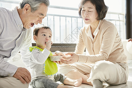 爷爷奶奶喂孙子吃辅食图片