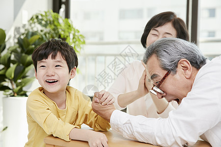 小男孩和爷爷扳手腕背景图片