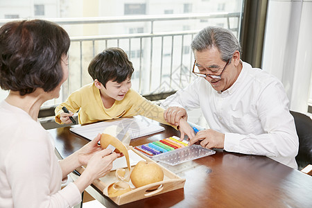 小男孩和爷爷扳手腕图片