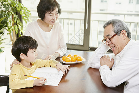 爷爷看着小男孩写字图片