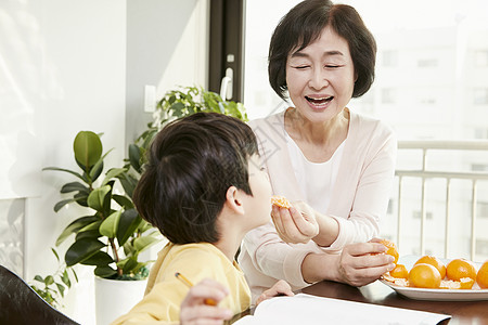 奶奶给孩子喂水果图片