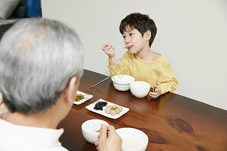 爷爷奶奶和孙子一起吃饭图片