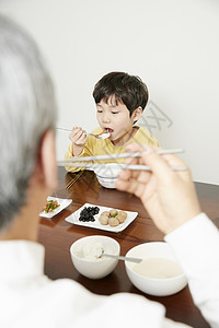 爷爷奶奶和孙子一起吃饭图片