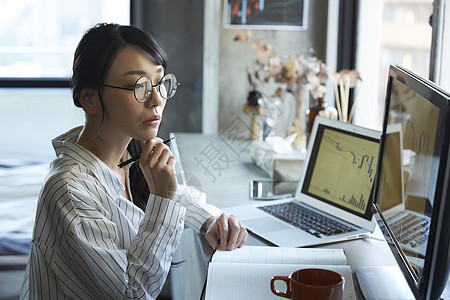 戴眼镜的女商人图片