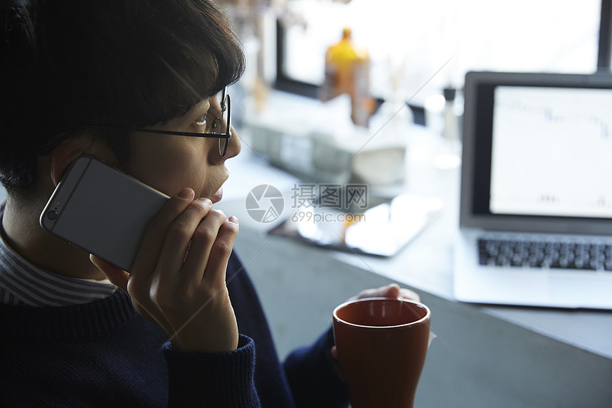 打电话的成年男子图片