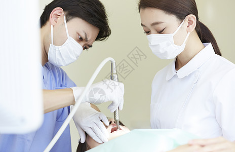 牙科医生给病患做牙齿治疗图片