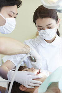 牙科医生做治疗图片