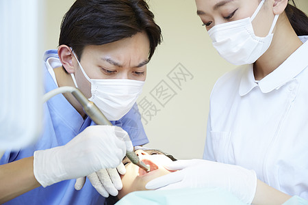 医生为男孩治疗牙齿图片