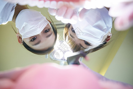 专业牙科医护人员牙齿根管治疗图片