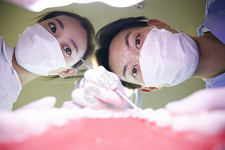 为患者牙齿根管治疗的牙医背景图片