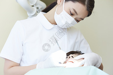 年轻人牙齿根管治疗图片