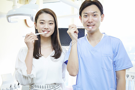 牙医指导患者正确刷牙图片