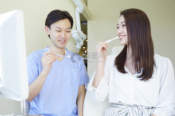 牙医指导患者正确刷牙图片