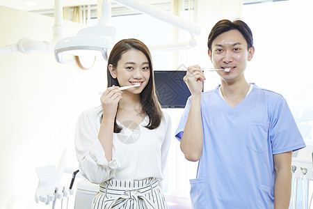 占有体格检查亚洲牙医的牙科刷牙说明图片