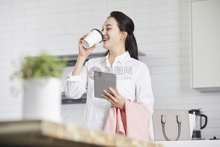 喝咖啡的成年女子图片