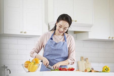 厨房里切菜的成年女子图片