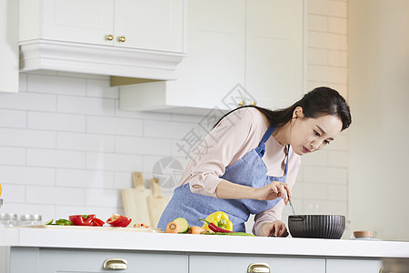 制作料理的青年女性图片