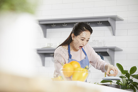 打开锅盖惊讶的成年女子图片