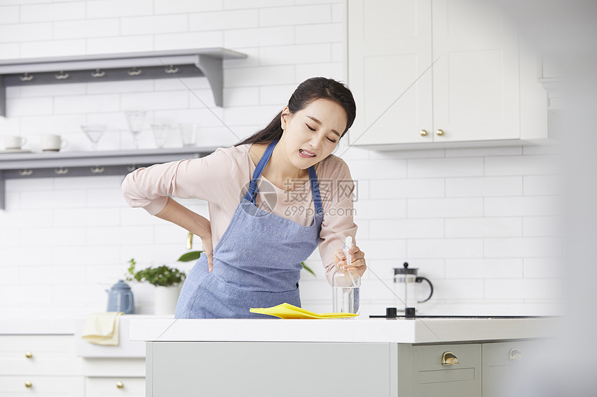 扶着腰疲惫的青年女性图片