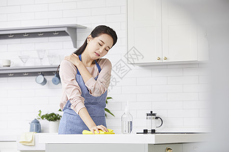 年轻女子按摩疼痛的肩膀图片