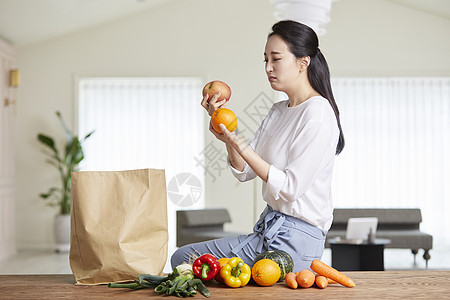 看着手上的水果苦恼的女青年图片