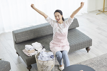 伸展手臂开心的家庭主妇图片