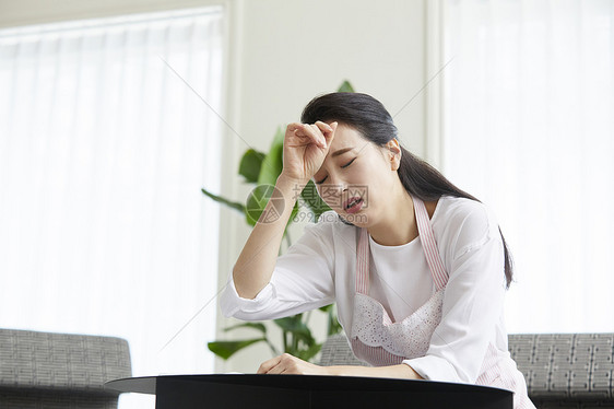 扶着额头疲惫的青年女子图片