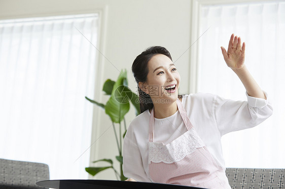 伸手打招呼的成年女子图片