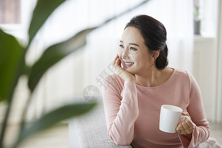 拿着咖啡的成年女子图片