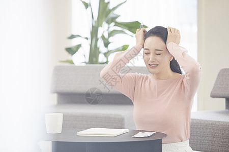 捂住脑袋暴躁的成年女子图片