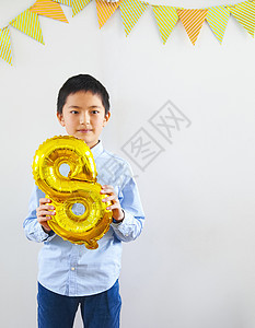 青少年男孩享受生日聚会图片