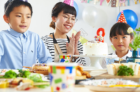 小朋友聚会过生日庆祝图片