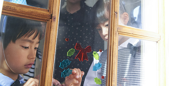 孩子们在窗户上贴贴纸图片