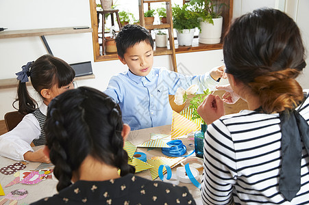 孩子们为聚会做准备图片