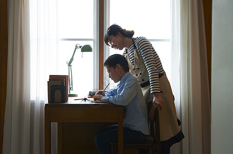 妈妈陪男孩学习图片