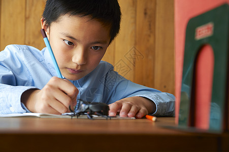 安静学习的男孩图片