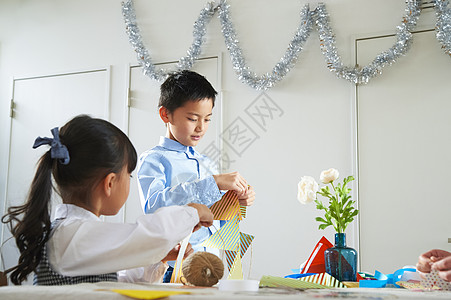 室内家居做手工的孩子们背景