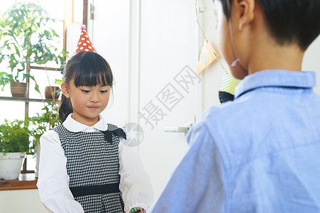 女孩送给小男孩礼物图片