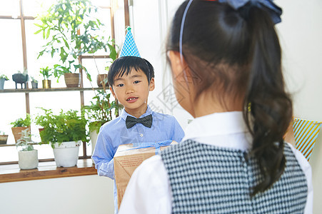 小男孩给小女孩送礼物图片