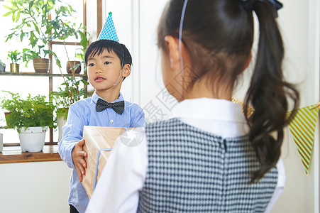 男孩子送给小女孩礼物图片