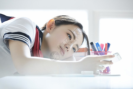 高中制服女生趴在课桌上图片