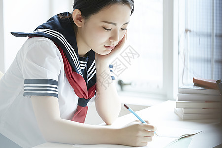 高中女孩认真学习图片