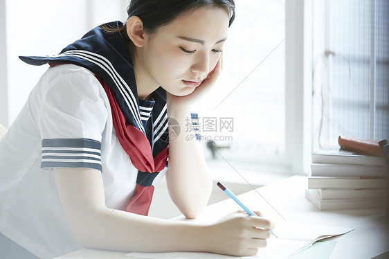 高中女孩认真学习图片